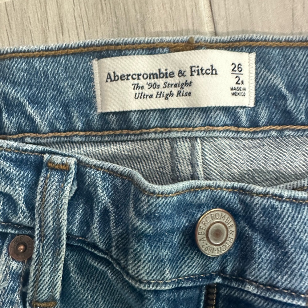Abercrombie & Fitch The 90s Straight Ultra High Rise
